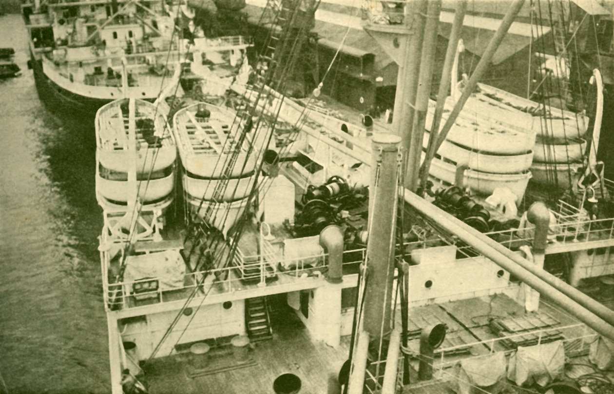 Leviathanに乗った印象的な一連のボート、c1930。 作： 不明