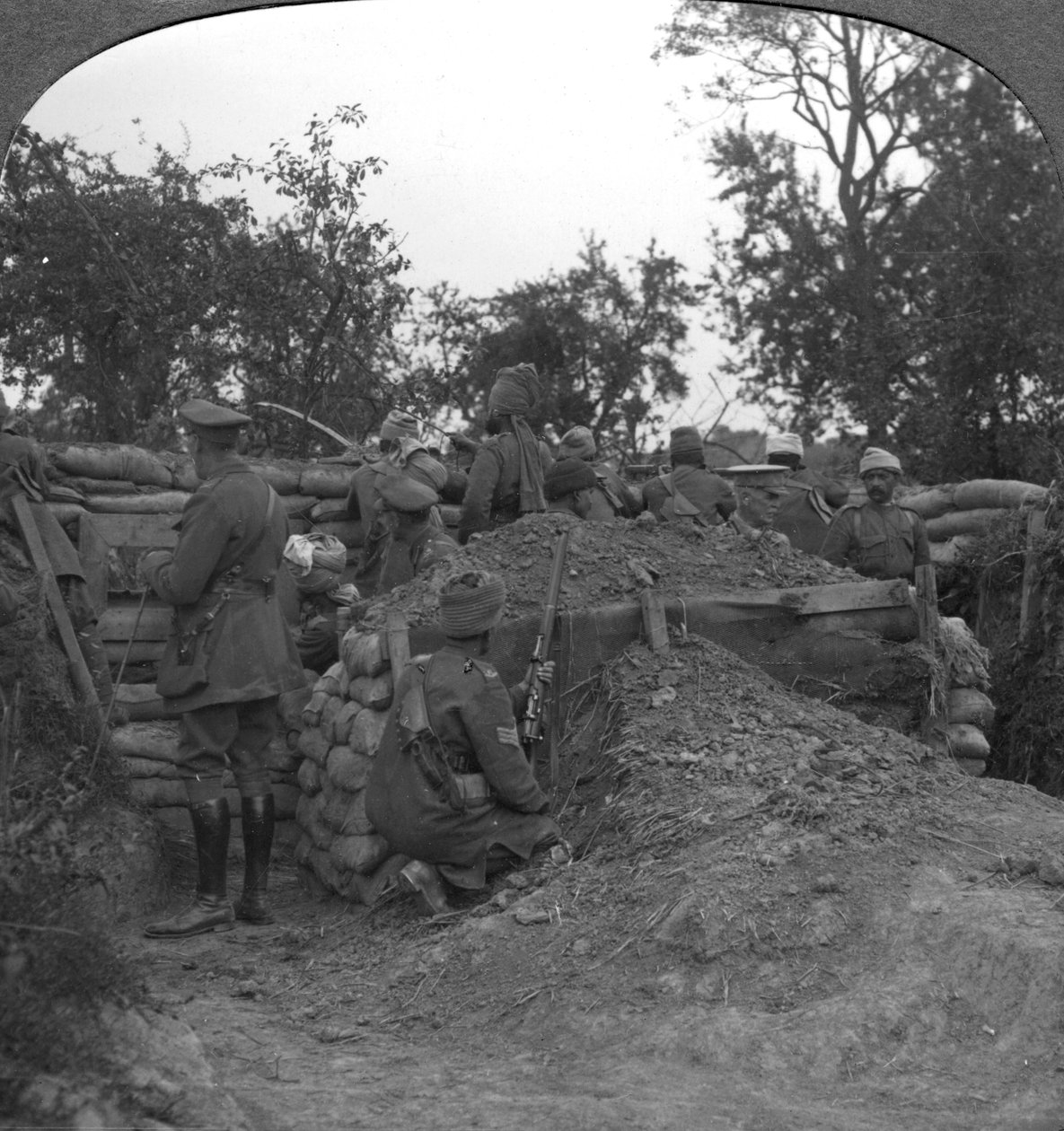 1900年代、ドグラスとインディアン騎兵隊の機関銃部隊が保有する高度な塹壕 作： 不明