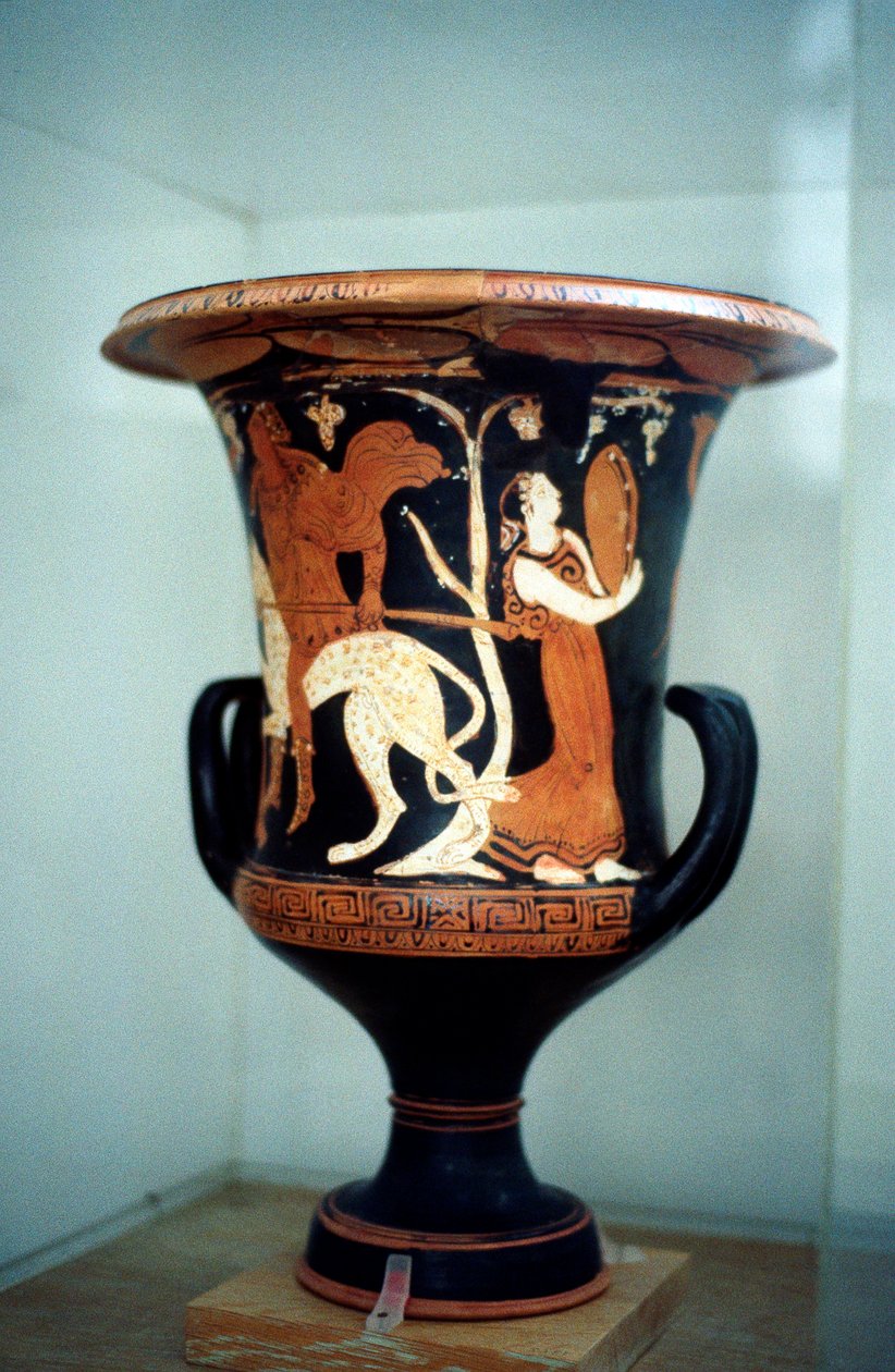 女性のダンサーを含む、赤いフィギュアの装飾が施された古代ギリシャの花瓶、紀元前5世紀 作： 不明