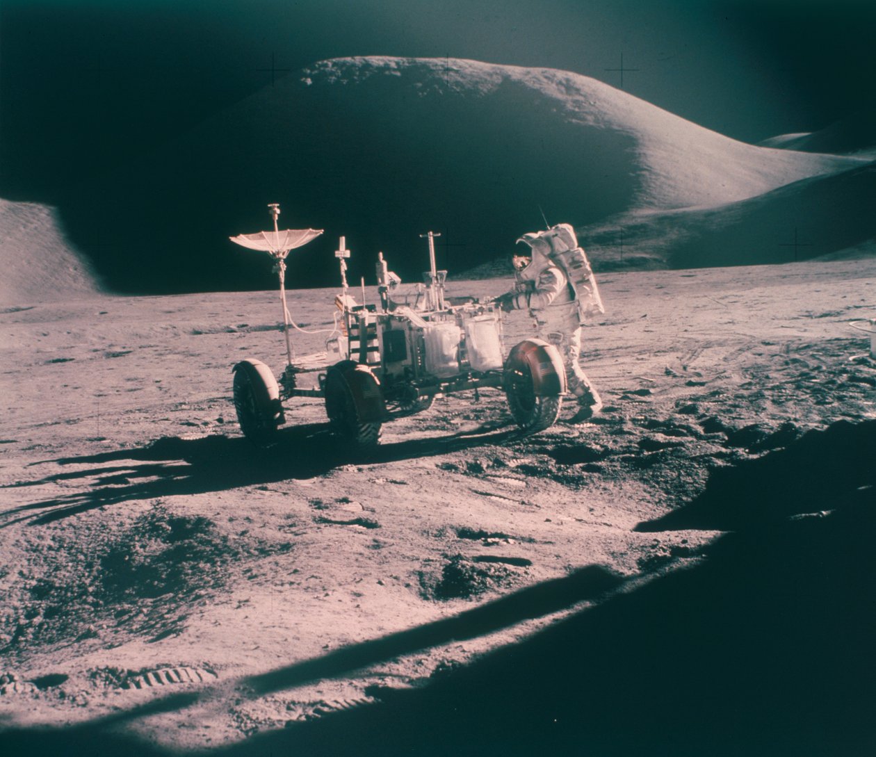 1971年8月、アポロ15号の宇宙飛行士ジェームズアーウィンと月面車 作： 不明