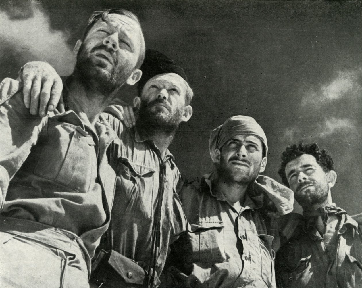 ドイツ人がアラメインに突き刺したとき、これらの4人の男性はイギリスの路線、c1942-1943、1945年に歩きました。 作： 不明