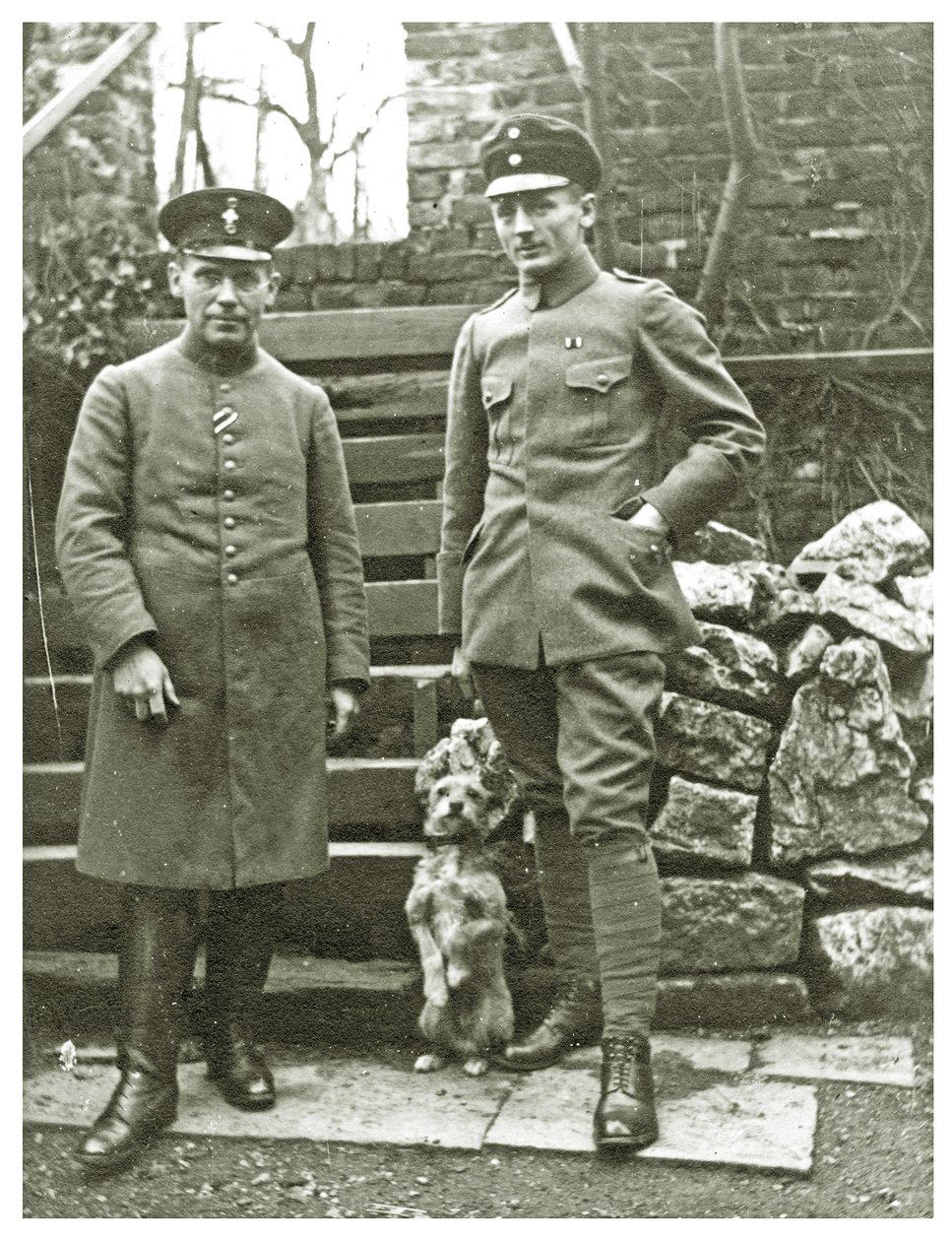 犬を連れたオーストリアまたはイタリアの兵士たち（1918年2月）（写真 作： 不明