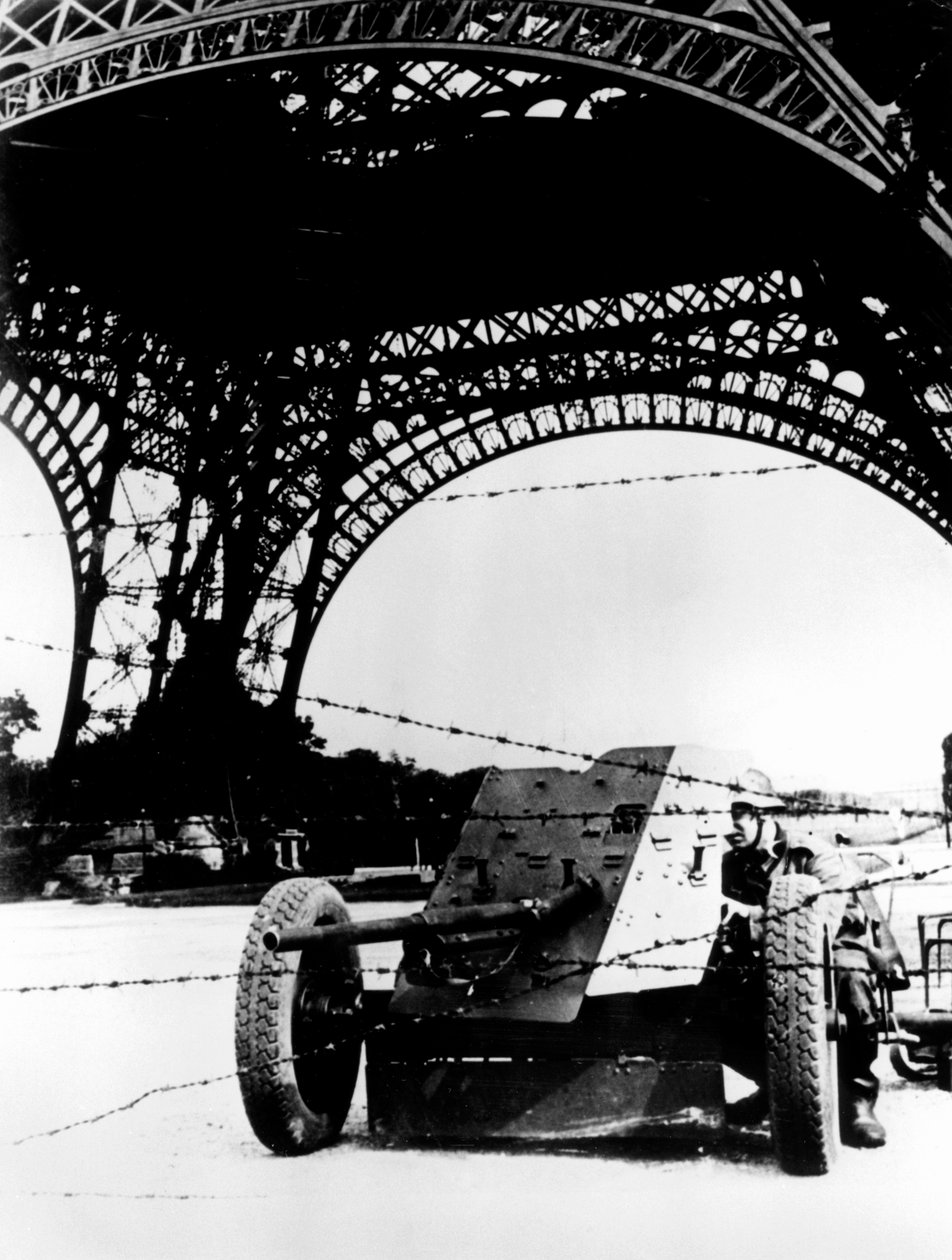 1940〜1944年にドイツが占領したパリのエッフェル塔の下にある有刺鉄線と対戦車砲 作： 不明