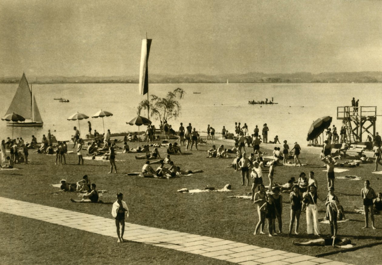 ボーデン湖の岸にある入浴者、オーストリア、ブレゲンツ、c1935。 作： 不明