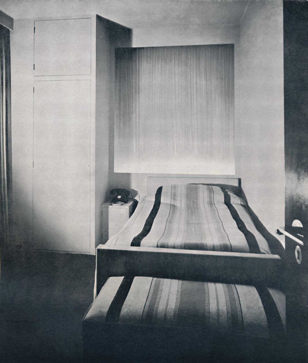 1936年ロンドンのBird Iles Ltd.による寝室 作： 不明