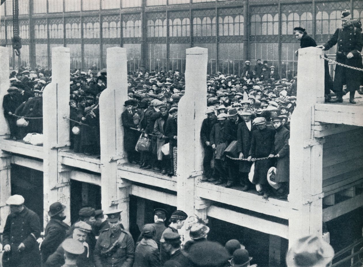 1914年にオステンドの港に停泊していたベルギーの難民。 作： 不明