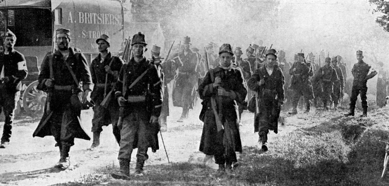 第一次世界大戦、1914年の戦闘現場に近づくベルギー軍 作： 不明
