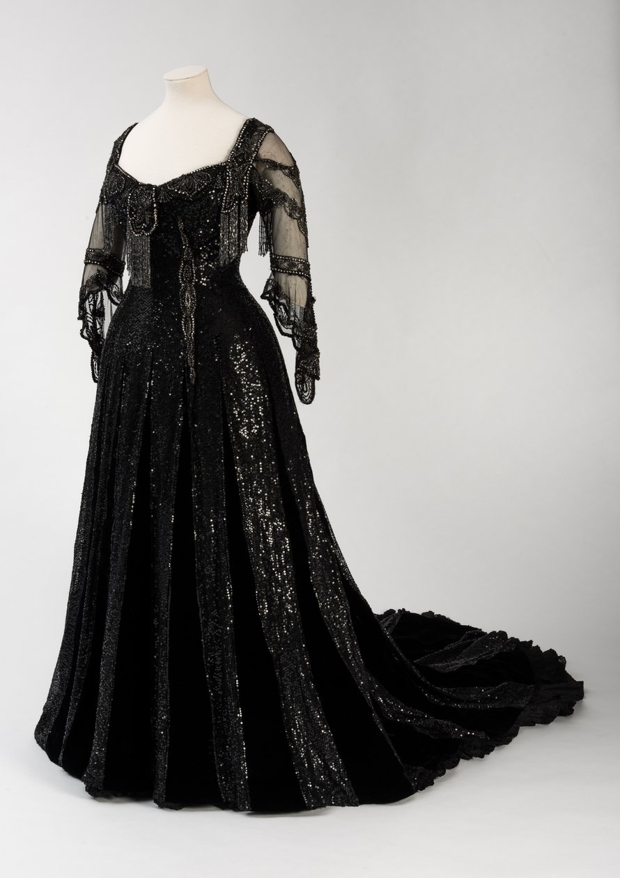 Schwarzes Abendkleid in voller Länge, getragen von Königin Alexandra, mit Perlen- und Paillettenverzierung und der charakteristischen schwarzen Seiden- und goldbeschrifteten Namensband von Königin Alexandra, hergestellt von Barolet of Knightsbridge, London von Unbekannt