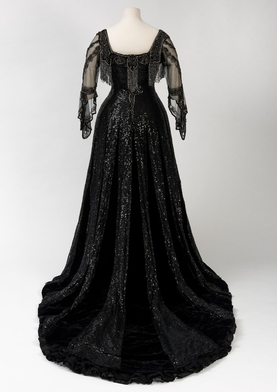 Schwarzes Abendkleid getragen von Königin Alexandra, mit Perlen- und Paillettenverzierung, hergestellt von Barolet of Knightsbridge, London 1908-1910 von Unbekannt
