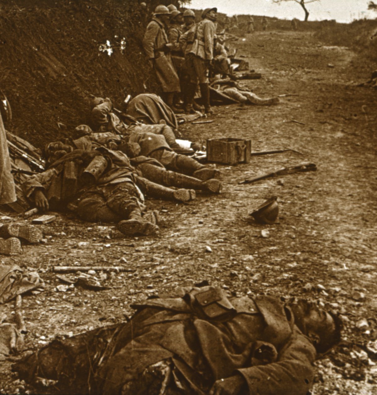 1918年、フランス北部のクールセルの占領後の遺体 作： 不明