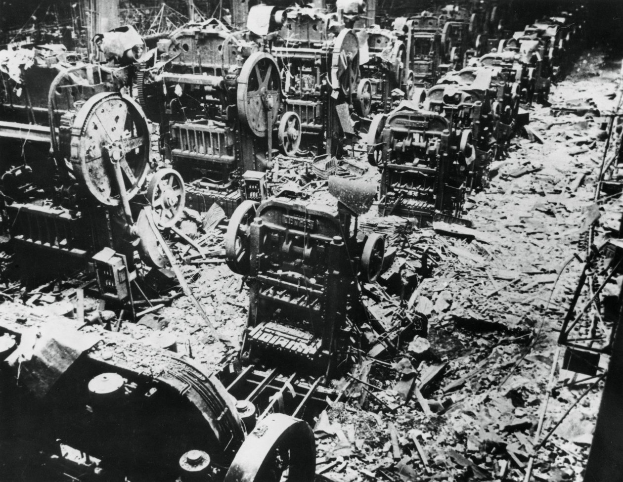 1943年4月4日、パリのセーヴルにあるルノー工場での爆弾被害 作： 不明