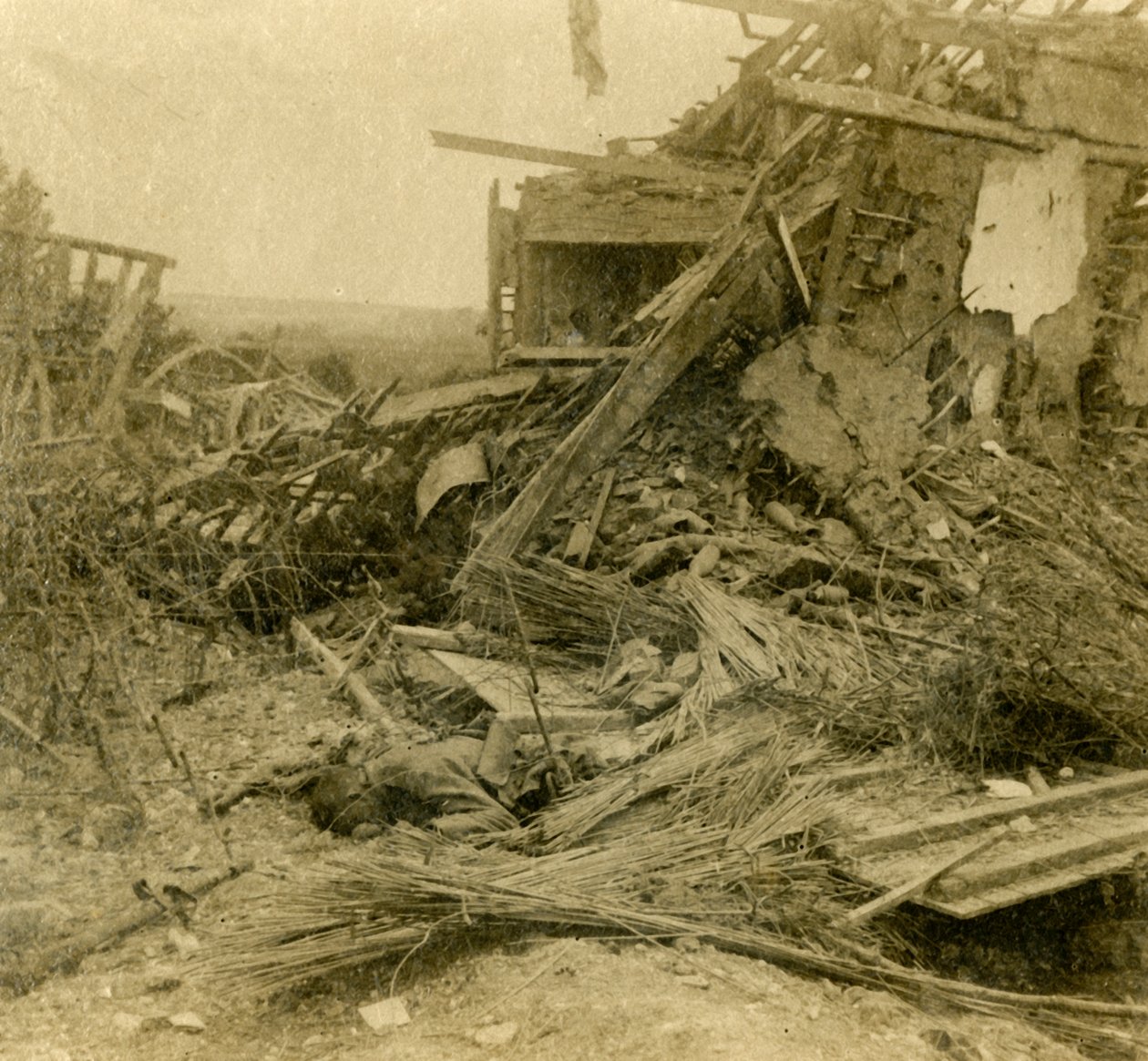 建物を爆撃し、1916年に手前に死んだ兵士の遺体 作： 不明