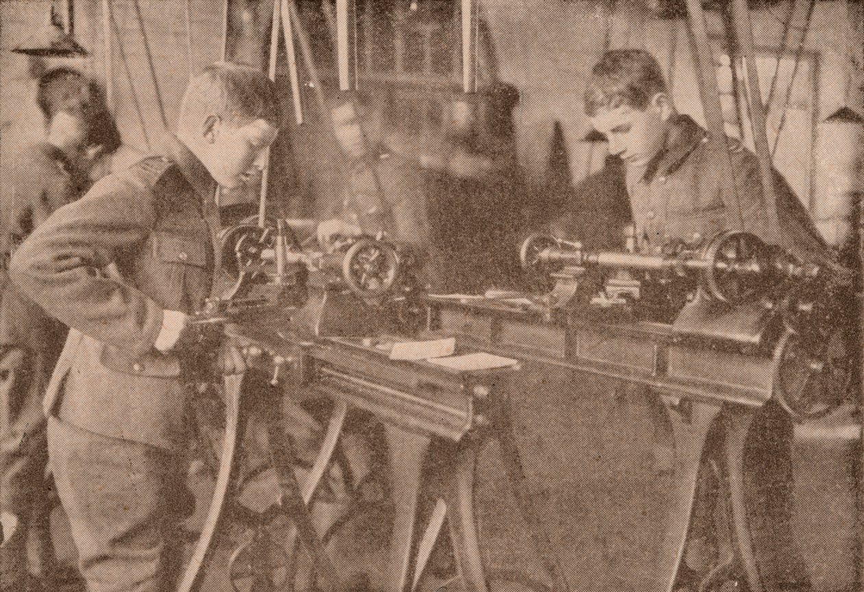シェルパーツを作るブラッドフィールドカレッジの男の子、バークシャー、c1916 1928 作： 不明