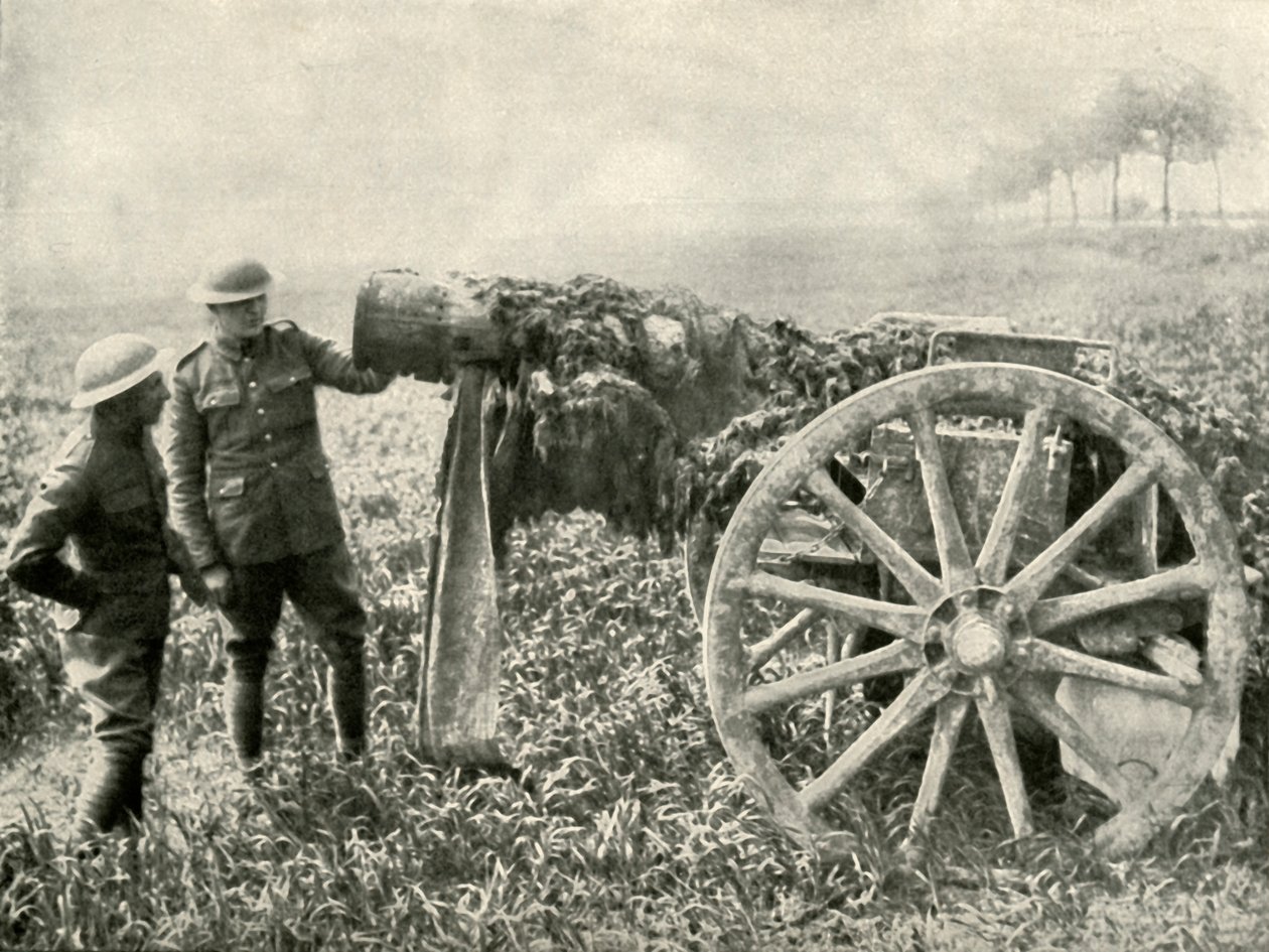 1919年にドイツ人の火を引き付けるためのフィールドのイギリスのダミー銃。 作： 不明
