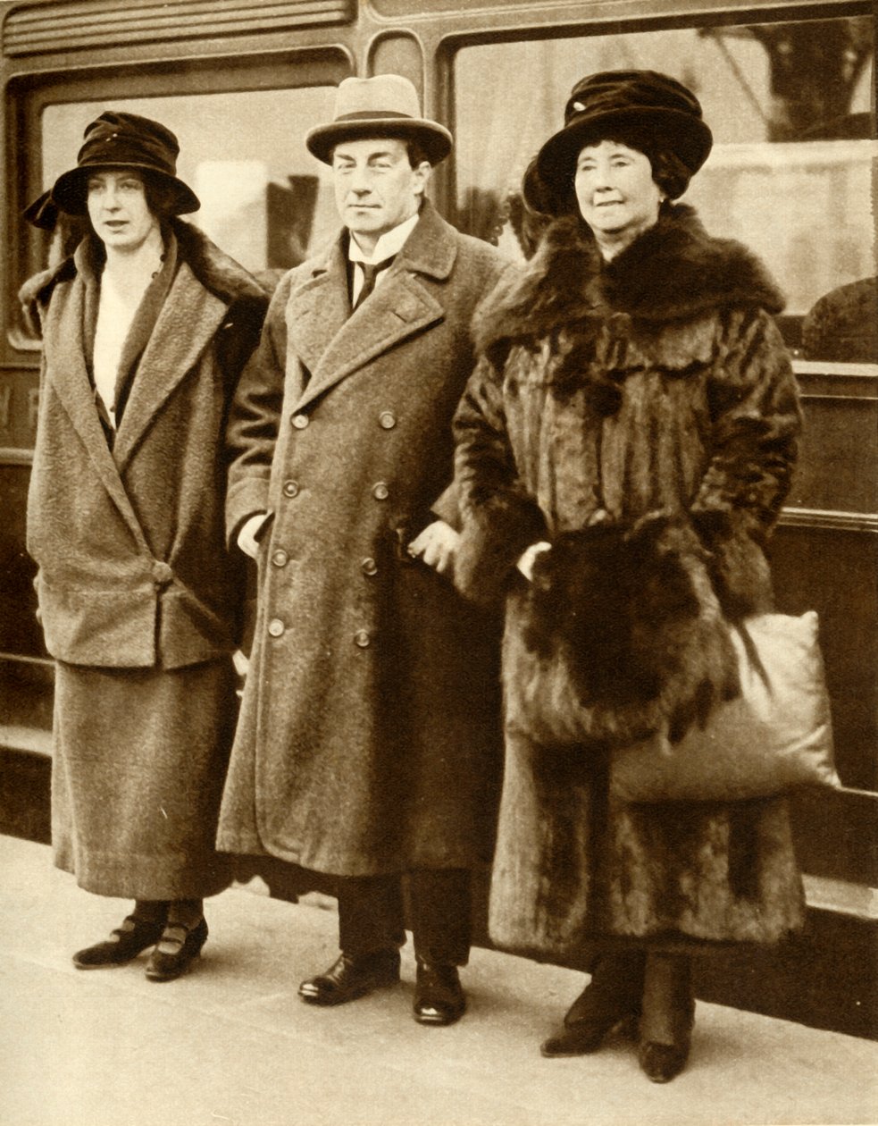 1923年1月27日、1935年、イギリスの首相、スタンリーボールドウィンと妻と娘のロンドン。 作： 不明