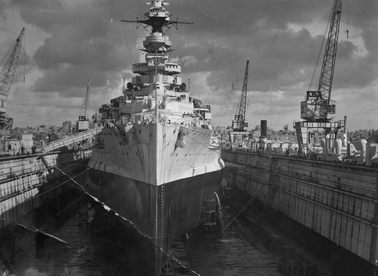 浮遊ドック、マルタ、c1937のイギリスの戦艦HMSマラヤ 作： 不明