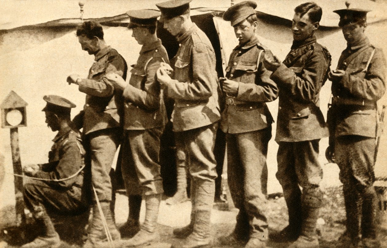 第一次世界大戦、1914-1918、1933年の最前線で時計を同期させるイギリスの兵士。 作： 不明