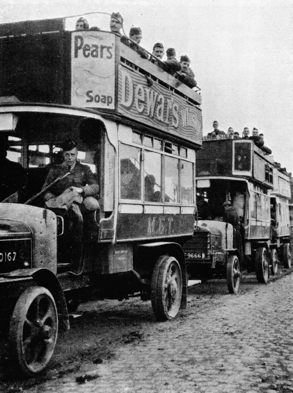 1915年にイギリス軍がモーターバスで路線の新しい部分に移動 作： 不明