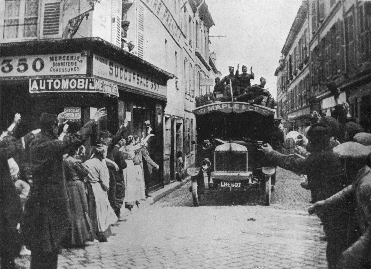1915年にイギリスの軍隊がモーターバンでフランスの町に到着すると歓迎を受ける 作： 不明