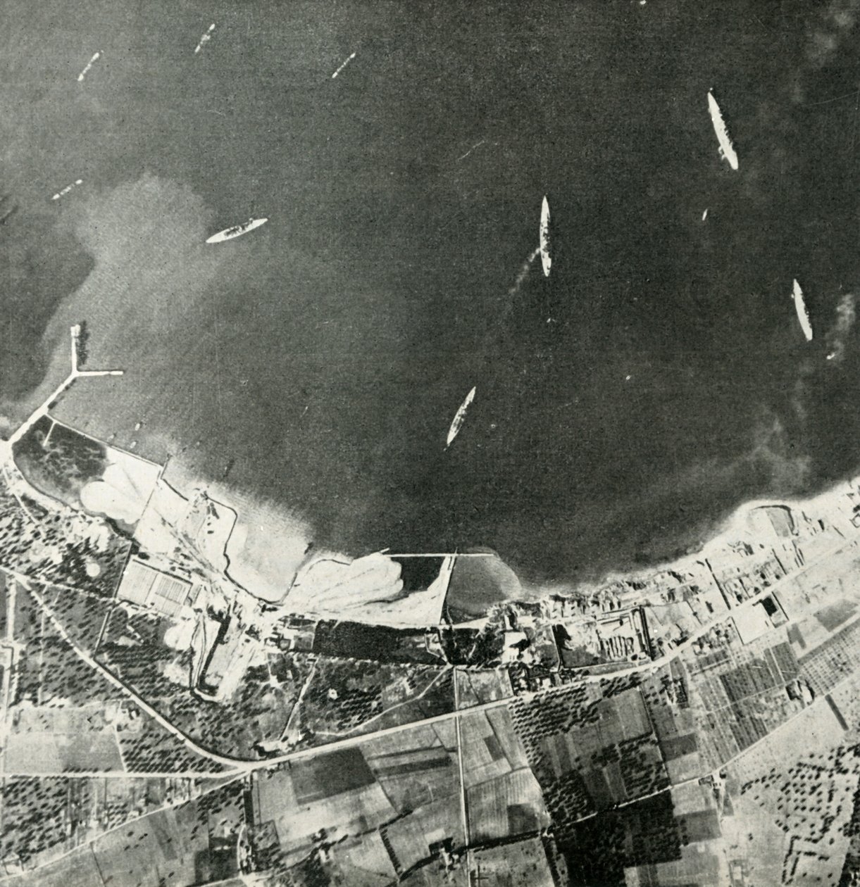 マルタ沿岸沖のイギリス軍艦、第二次世界大戦、1940-1942 1944。 作： 不明