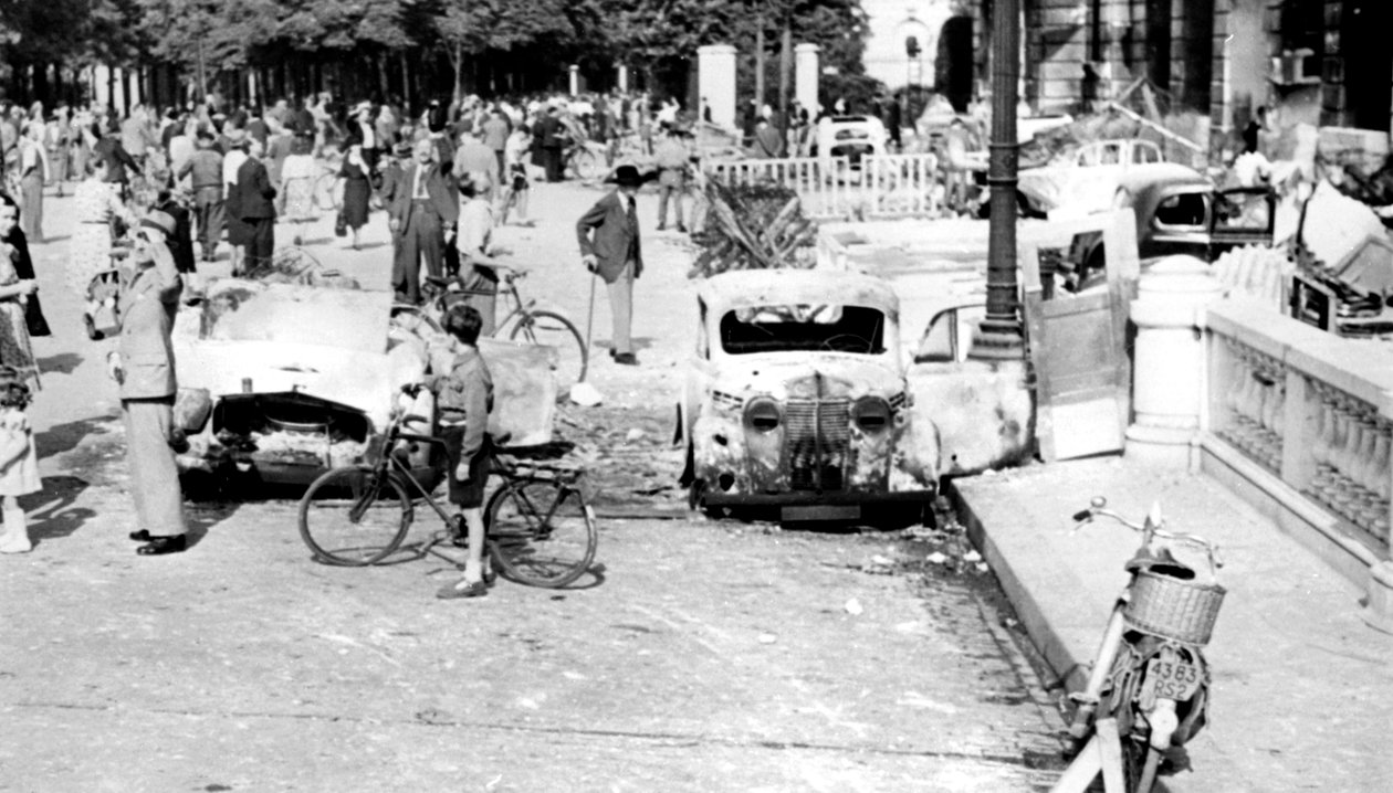燃え尽きた車、コンコルド広場、パリ解放、1944年8月 作： 不明