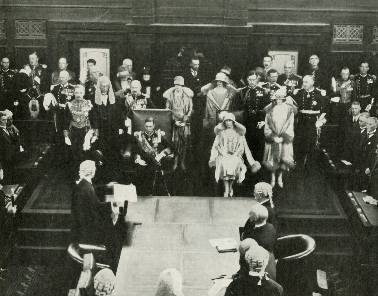 キャンベラ、オーストラリア。 1937年5月9日、1937年に最初の連邦議会を開く両陛下。 作： 不明