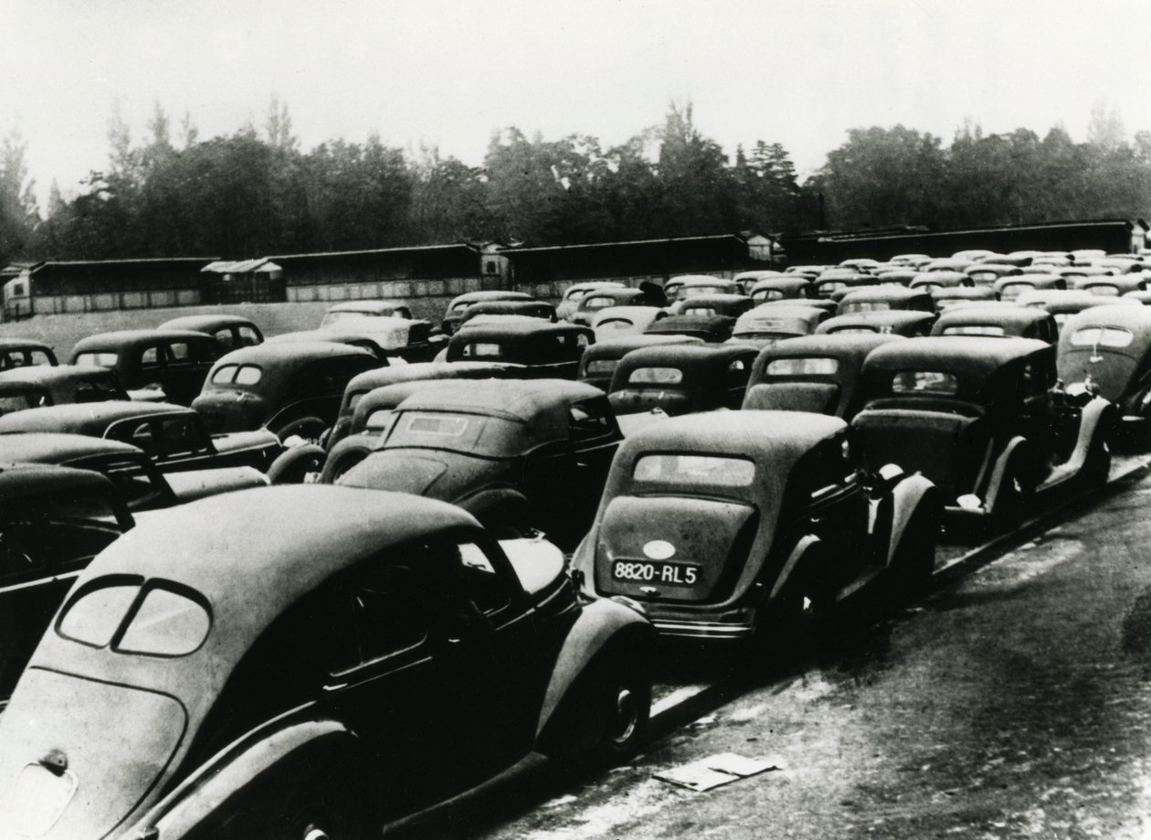 1940年から1944年まで、占領下のドイツ人、ヴァンセンヌ、パリで没収された車 作： 不明