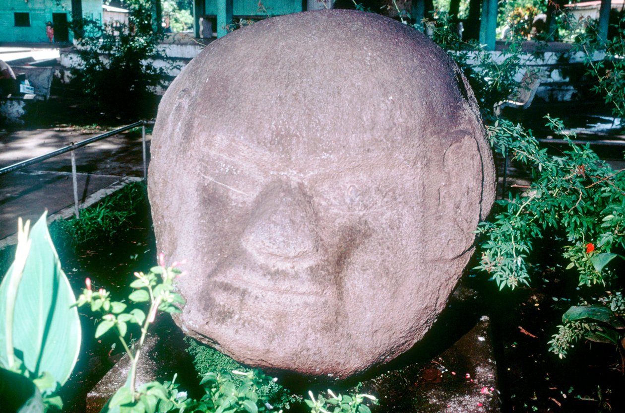 モンテアルト、グアテマラ、コロンブス以前、古典以前の期間、紀元前1500年〜100年に彫られたモノリシックヘッド 作： 不明