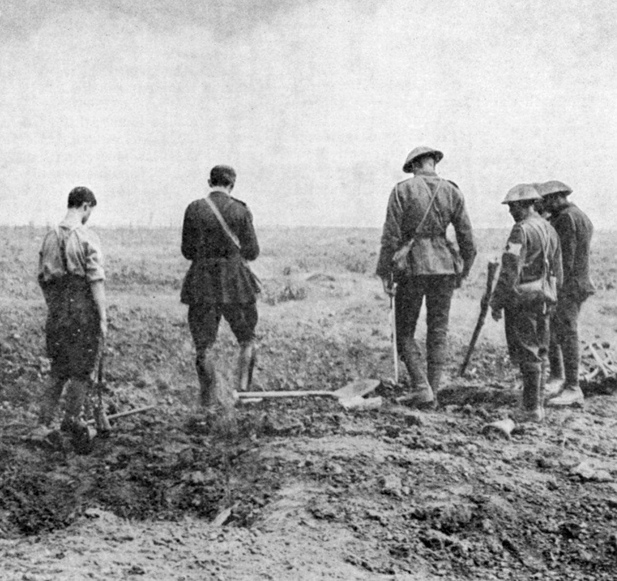 墓地が敬意を表しながら、野外での葬儀を行う牧師、c1916 作： 不明