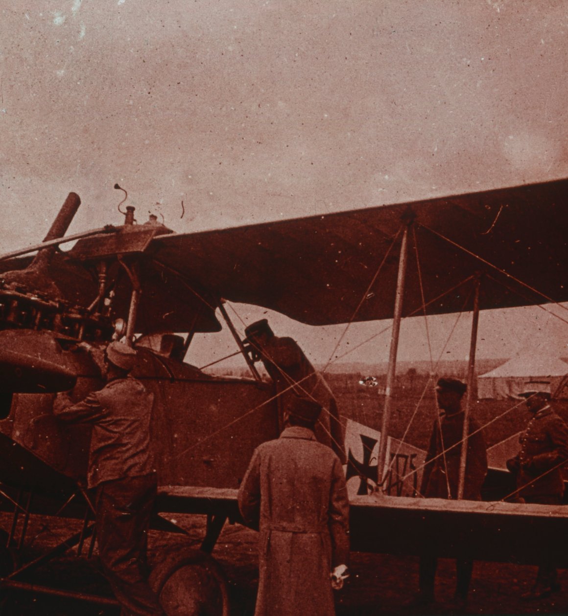 パイロットによる航空機のチェック、1916 作： 不明