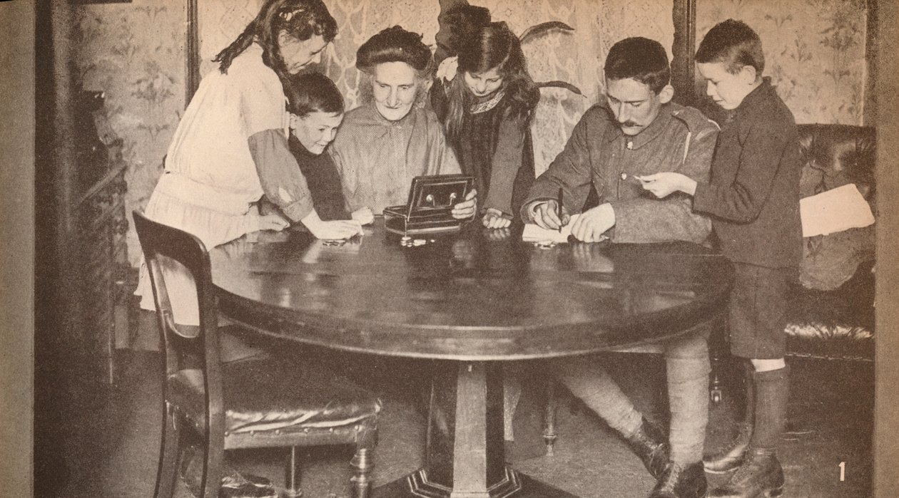 戦争ローンに投資するために貯金箱を空にする子供たち、c1917、1935 作： 不明