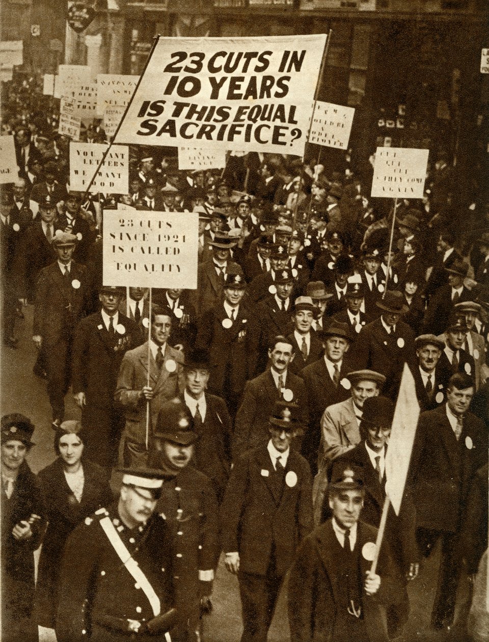 1931年10月、1935年、ロンドンの給与削減に抗議する公務員。 作： 不明