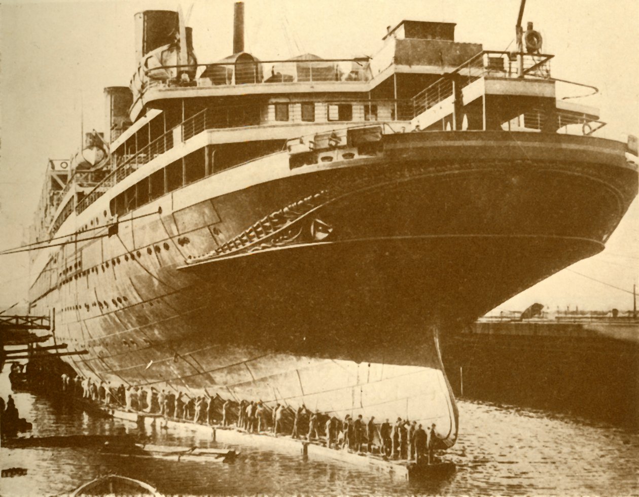 ドライドックでマジェスティックの船体を洗浄、c1930。 作： 不明