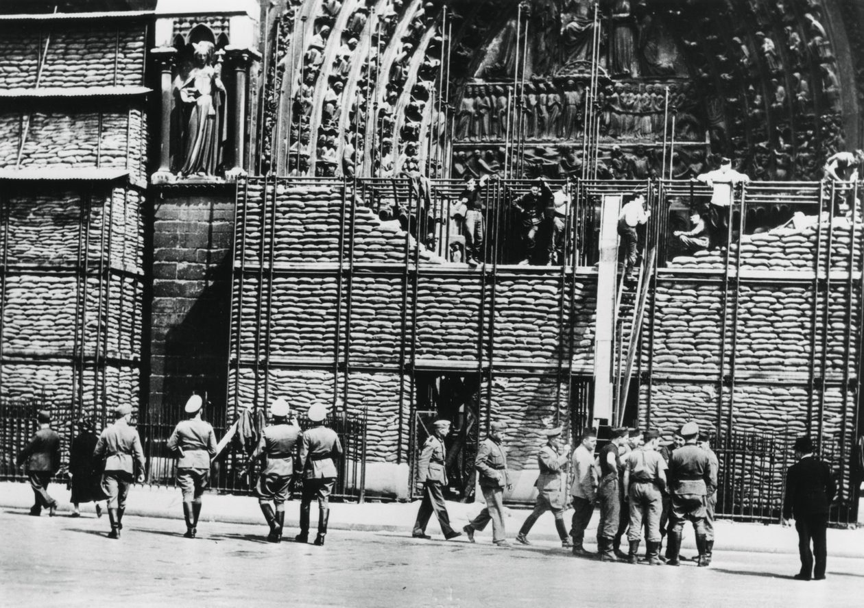 1940年にドイツが占領したパリのノートルダム寺院の正面から土嚢保護を撤去 作： 不明