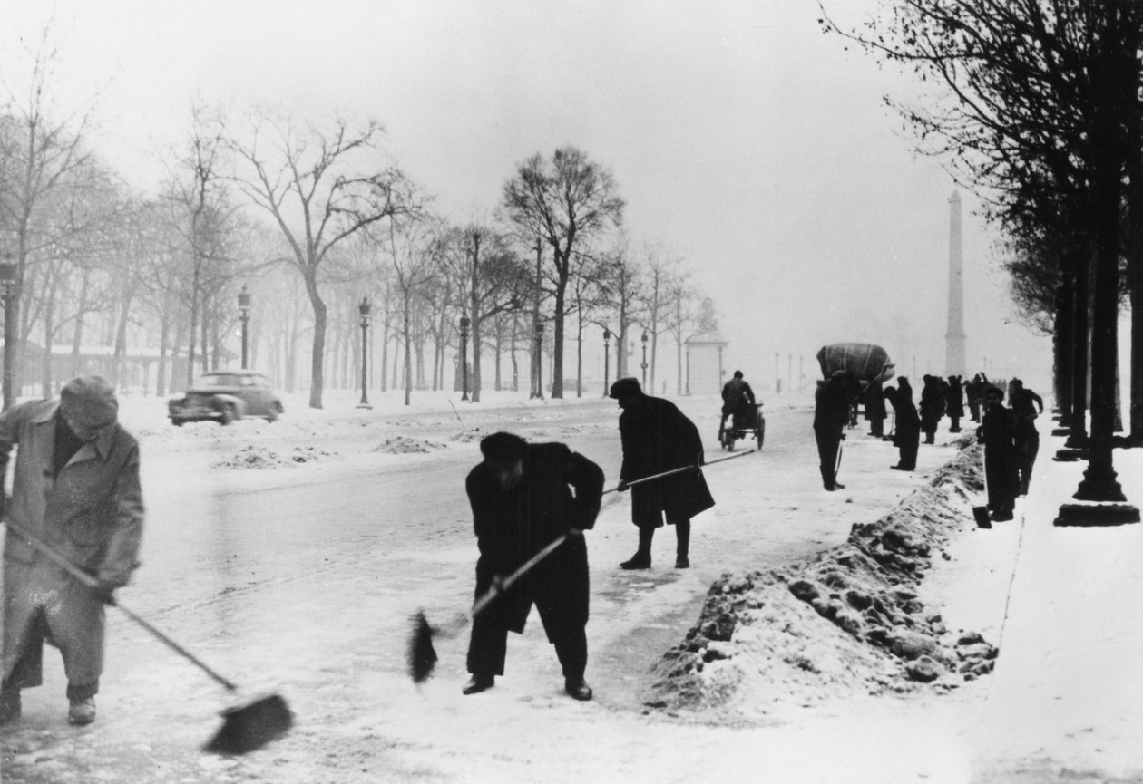 シャンゼリゼの雪を晴らす、ドイツ占領下のパリ、1941年冬 作： 不明