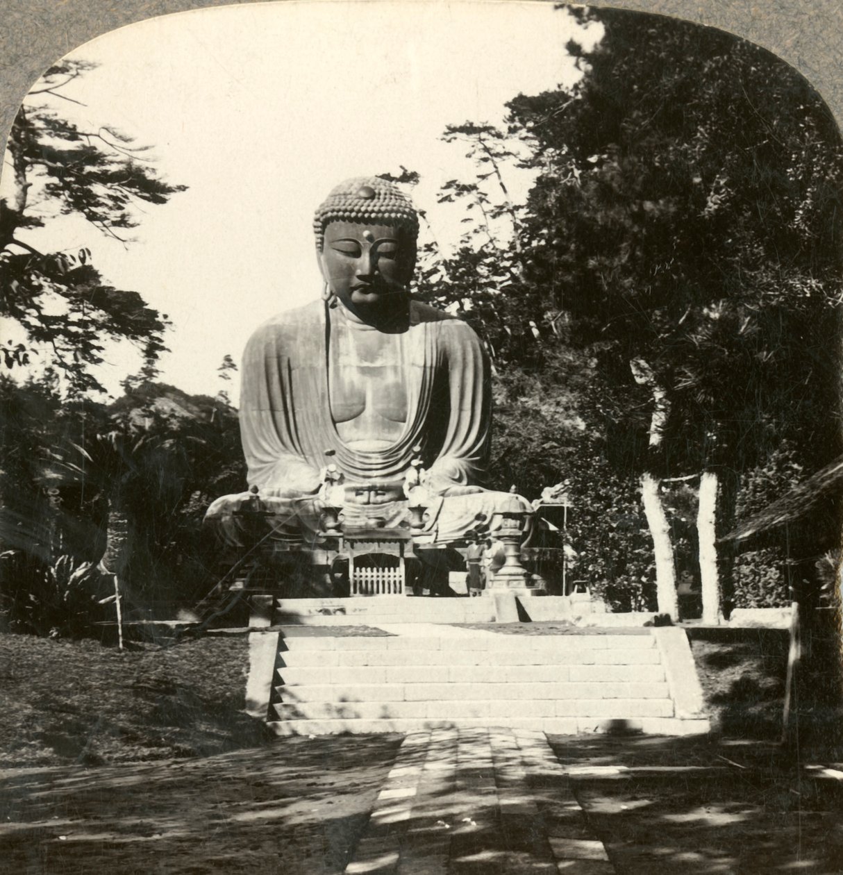 鎌倉のシルバン寺院にある、日本人から崇拝された巨大な仏像。c1900。 作： 不明