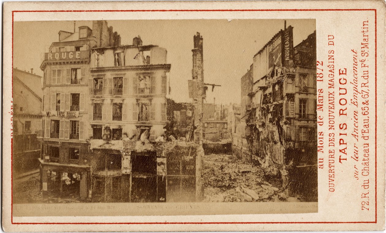 パリのコミューン（1871年）：カーペット・ルージュのデパートの開店、コミューンで廃墟となった1年前の建物を示す広告カード。厚紙にプリント 薄手6,3x10 cm 作： 不明
