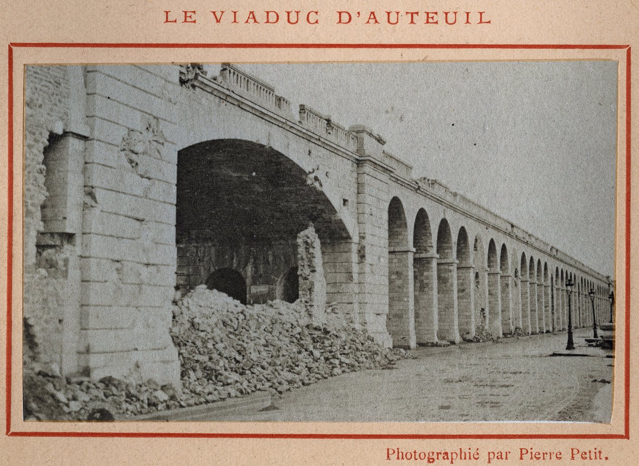 Commune de Paris (1871): 1871年5月、パリのオートゥイユ高架橋の風景。Pierre Pepetitの写真。厚紙にプリント、Dim.9x5,4 cm 作： 不明