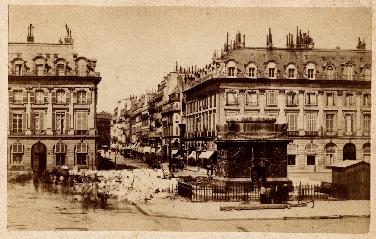 ヴァンドーム広場から見たパリ・コミューン（1871年）と破壊された円柱。写真撮影厚紙にプリント Dim.10,4x6,2 cm 作： 不明