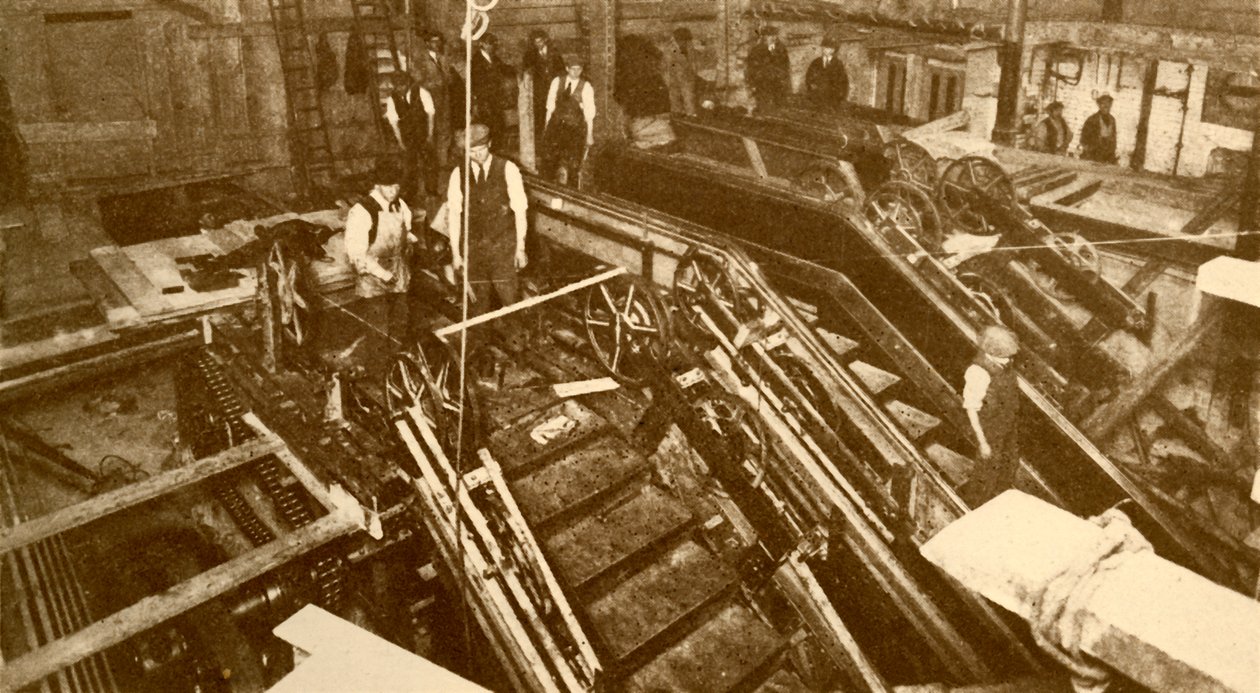 1930年頃、ロンドンの銀行駅にエスカレーターを建設。 作： 不明