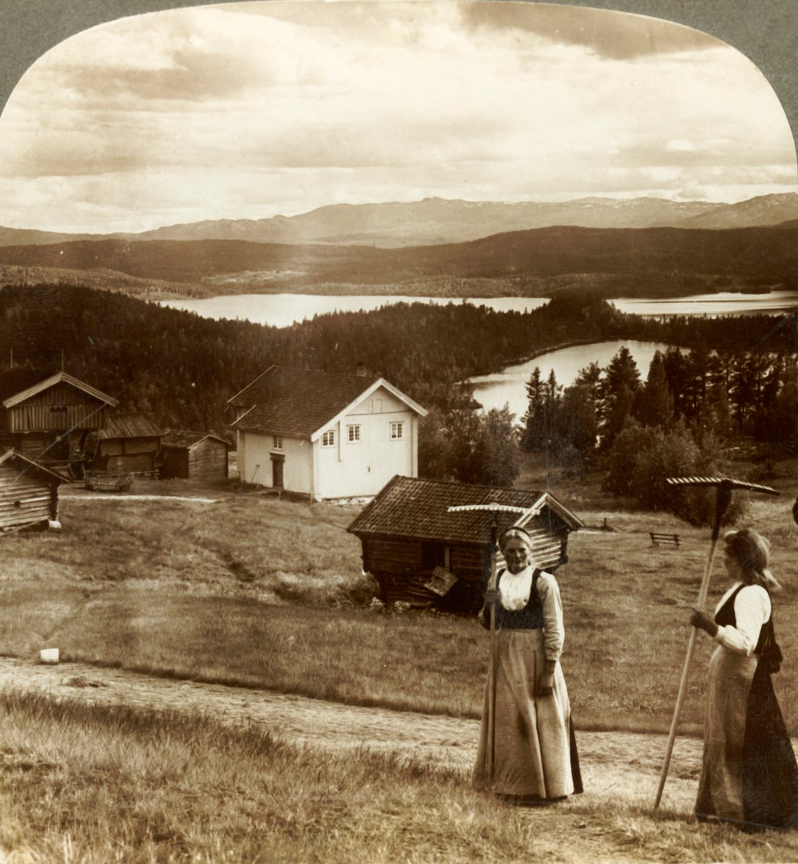 干し草の時期の田舎の女の子-ボルケスホ湖とフォルスホ湖を越え、ノルウェーのヒミンゲン山、c1905。 作： 不明