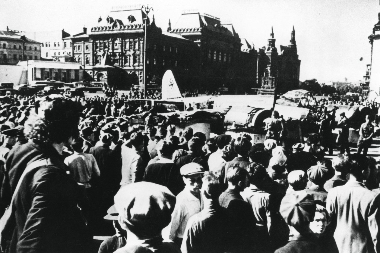 1941年にモスクワのスヴェルドロフ広場に展示されていた倒壊したドイツ爆撃機の周りの群衆 作： 不明
