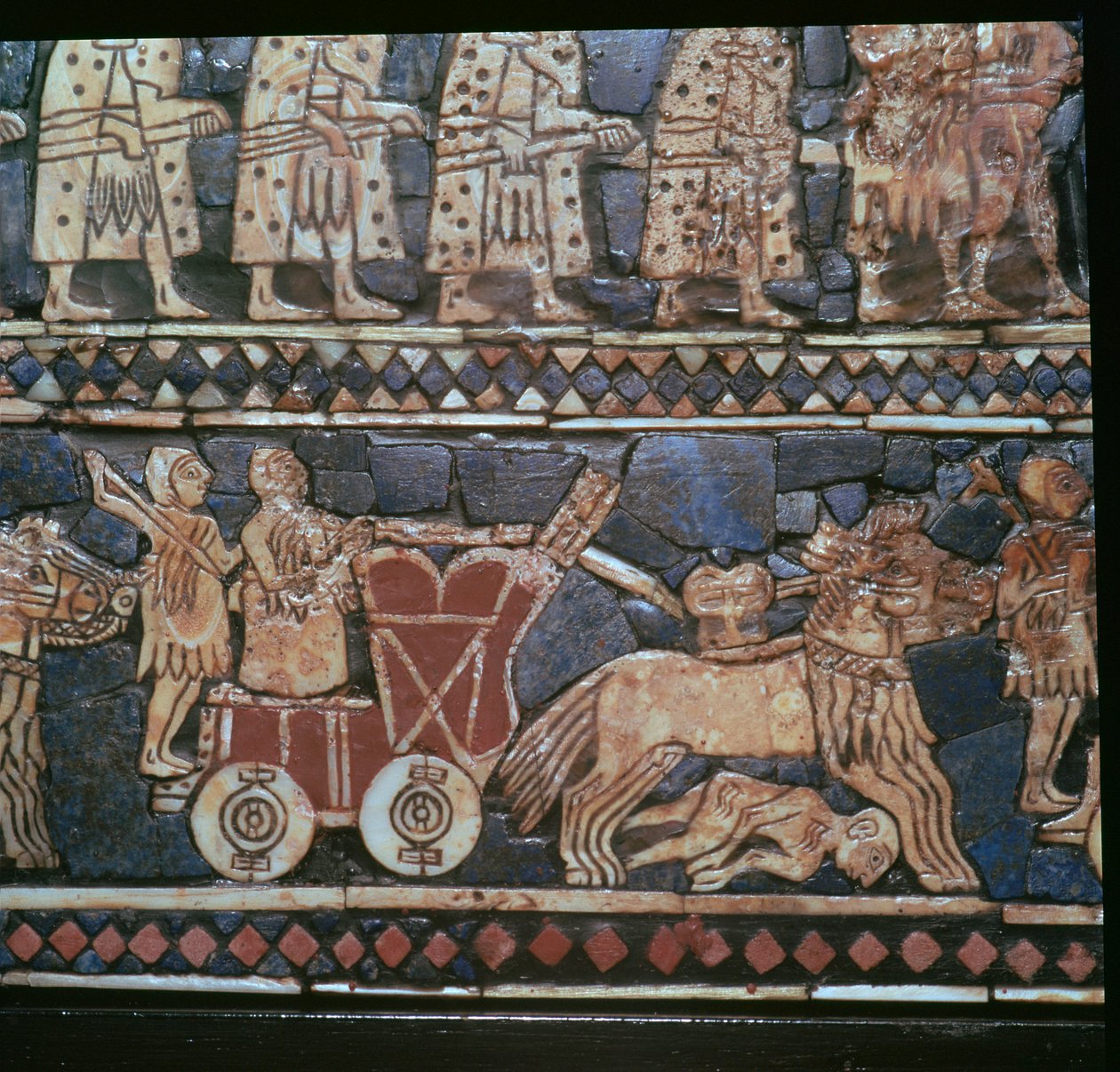 イラク南部、シュメールの戦車を示すウルの旗の詳細、紀元前 2600 ～ 2400 年頃 作： 不明