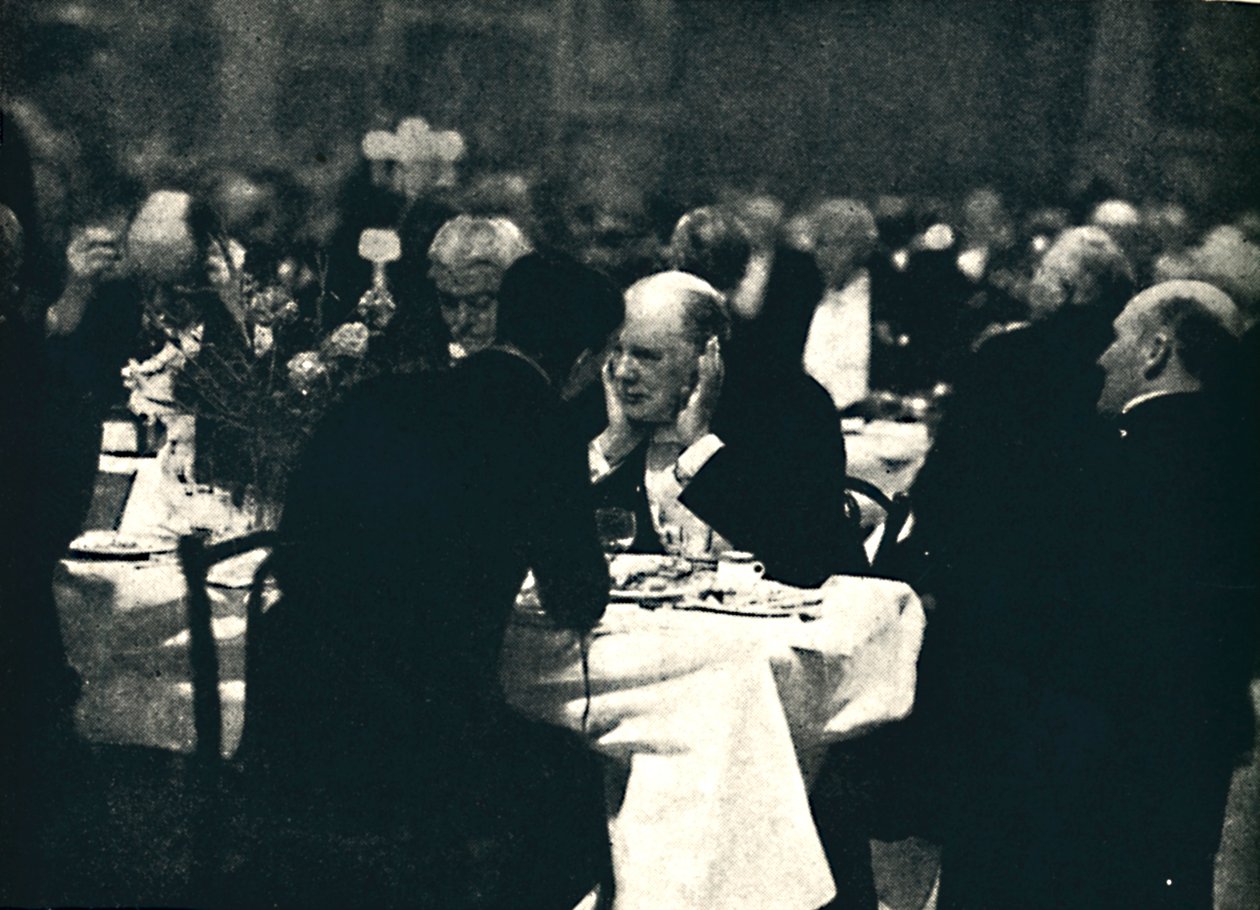 1932年、1945年、バーリントンハウスで外食。 作： 不明