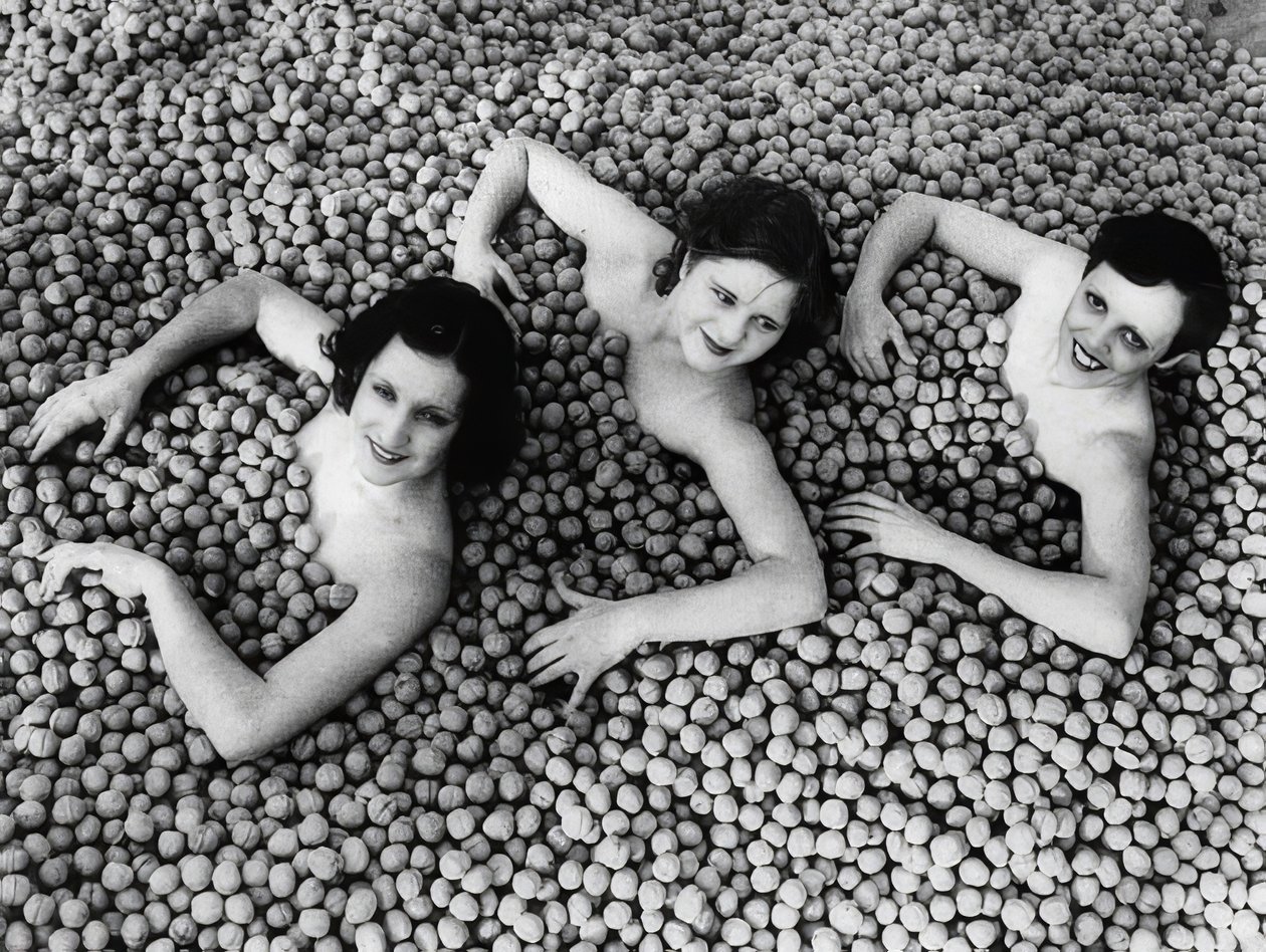 3人の若い女性がクルミの海で入浴します。アメリカ。 1932 作： 不明