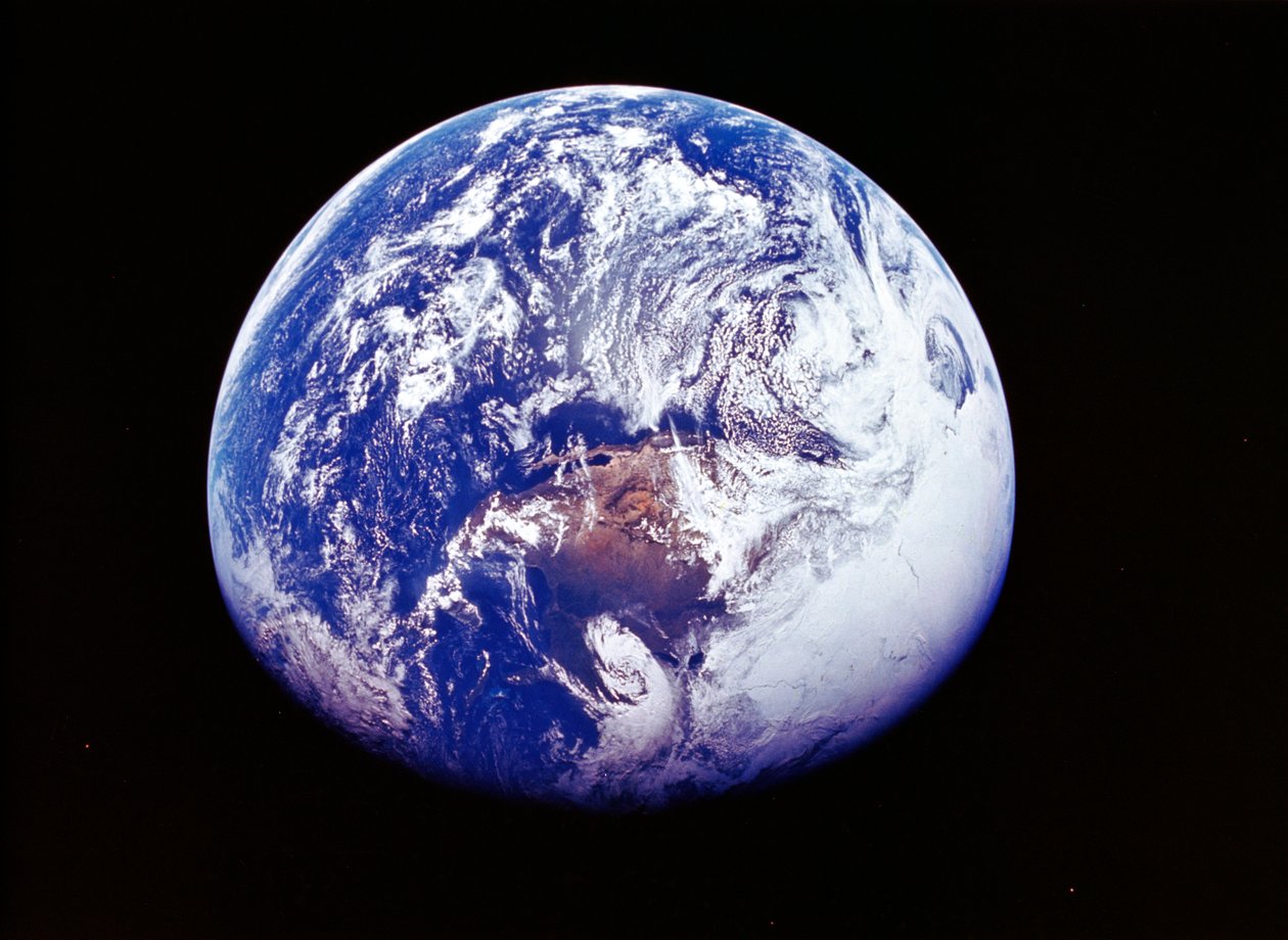 地球テーマの抽象画宙華と塵取り 1972年4月16日、宇宙船アポロ16によって撮影された宇宙からの地球