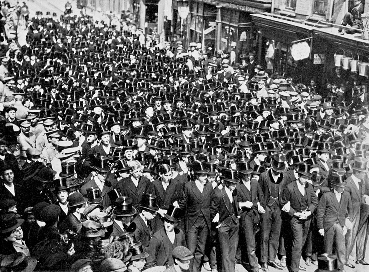 1910年、バークシャー州ウィンザーブリッジでの宣言の朗読を聞くイートンボーイズ 作： 不明