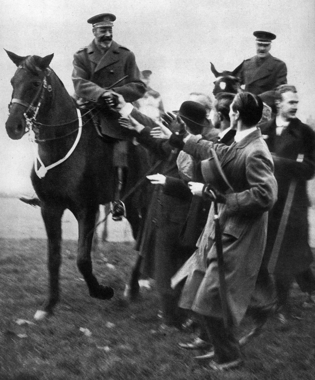元軍人と王、ロンドン、ハイドパークでの2万人のシルバーバッジ男性のレビュー、1935年 作： 不明