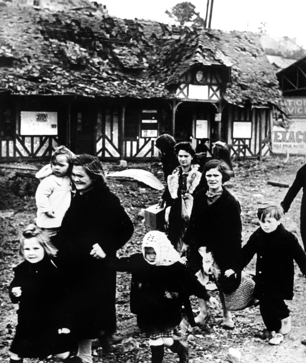 1944年のノルマンディー上陸作戦中に村を離れた家族が爆撃 作： 不明
