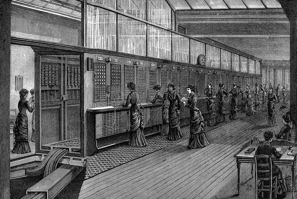 1890年パリの中央電話局の女性電話技師 作： 不明